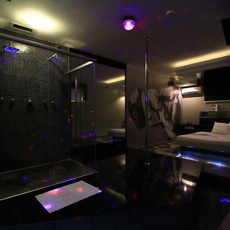 Movie Inn Motel E Hospedagem (Adults Only) ฮิเบเราเปรโต ภายนอก รูปภาพ