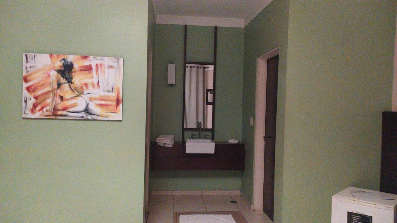 Movie Inn Motel E Hospedagem (Adults Only) ฮิเบเราเปรโต ภายนอก รูปภาพ