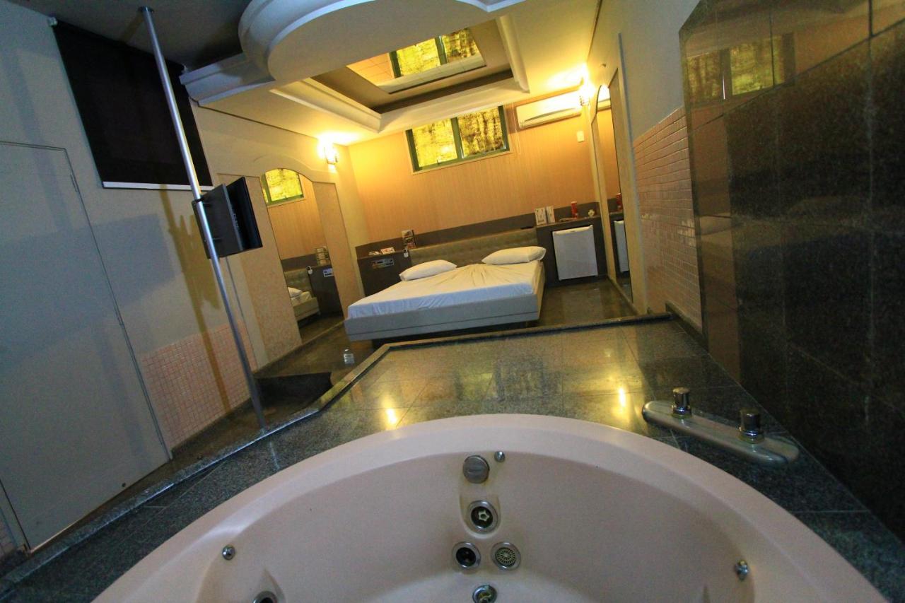 Movie Inn Motel E Hospedagem (Adults Only) ฮิเบเราเปรโต ภายนอก รูปภาพ