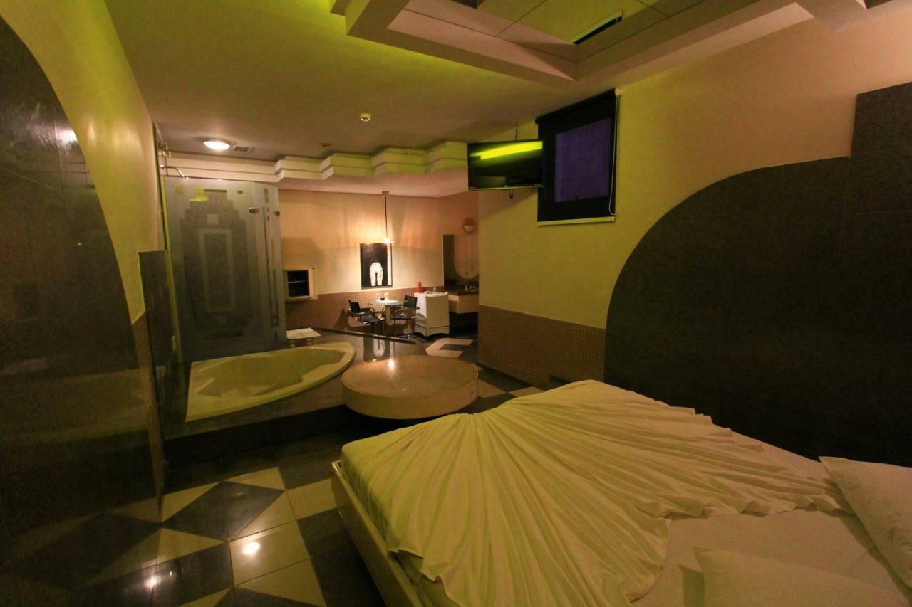 Movie Inn Motel E Hospedagem (Adults Only) ฮิเบเราเปรโต ภายนอก รูปภาพ